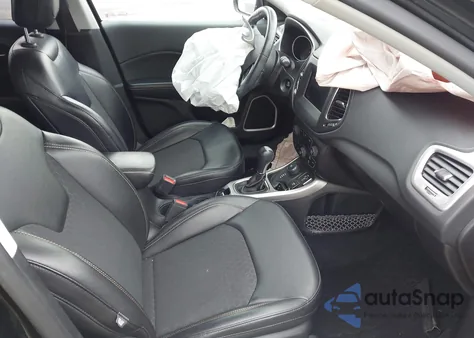 2019 Jeep Compass Latitude 4X4 z USA, uszkodzony, nr VIN 3C4NJDBBXKT750147